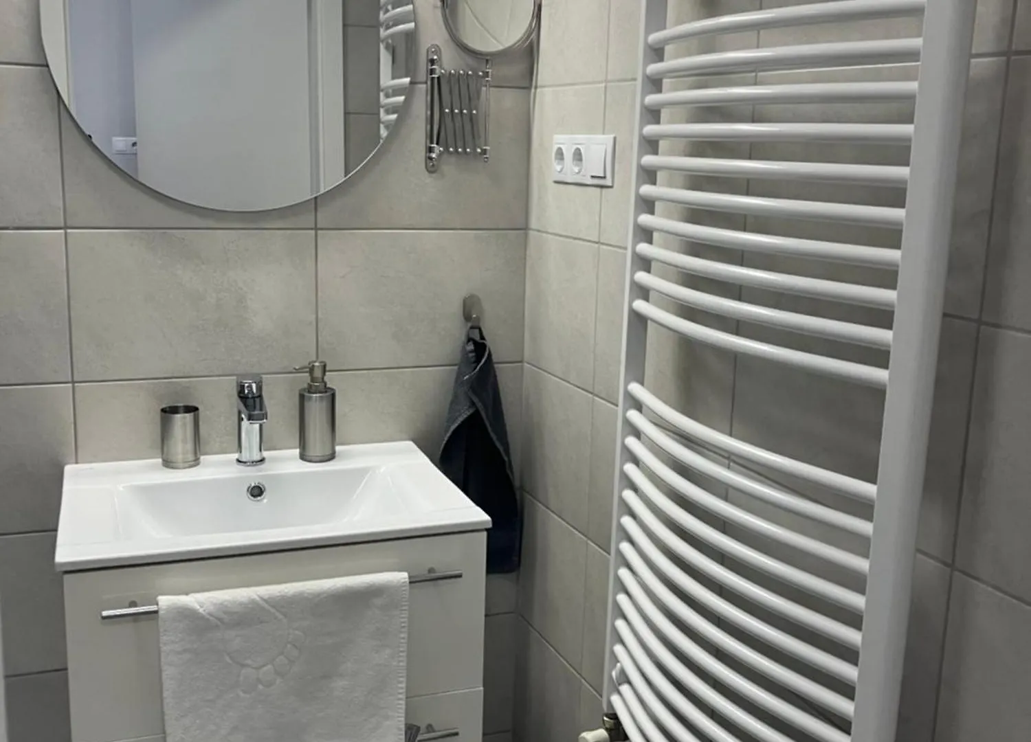 Illa Apartments 에게르